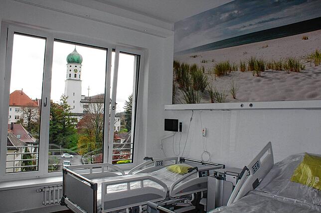 Die hellen Patientenzimmer verfügen über viel Komfort. Jeden Raum ziert ein anderes Wandbild, das sich später auch auf der Außenseite ...