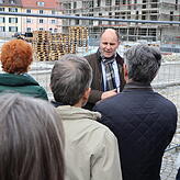 OB Oberbürgermeister Bernd Häusler führt durch Singens Innenstadt.