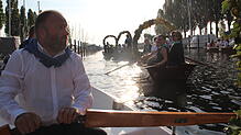 Der aufgehenden Sonne entgegen: Heinz Lang rudert das erste Mal bei der Mooser Wasserprozession mit.