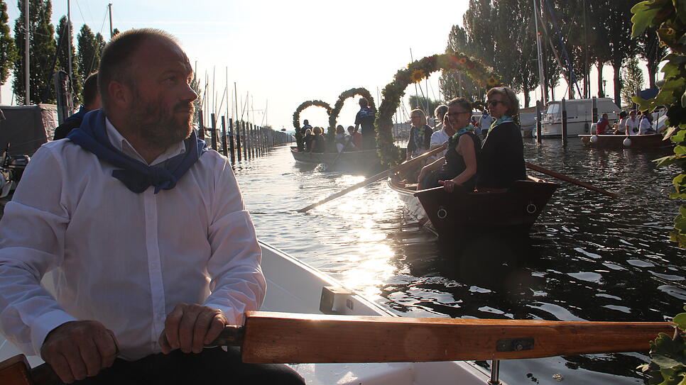 Der aufgehenden Sonne entgegen: Heinz Lang rudert das erste Mal bei der Mooser Wasserprozession mit.