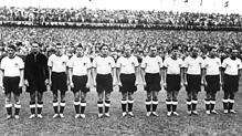 Das Archivbild vom 04.07.1954 zeigt die deutsche Fußball-Nationalmannschaft vor Anpfiff des Finales der Fußball-WM 1954 gegen Ungarn im ...
