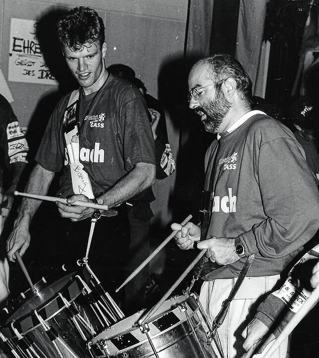 1994: Rainer Stolz trommelt bei &bdquo;Spaß uff d&lsquo; Gass&ldquo;.
