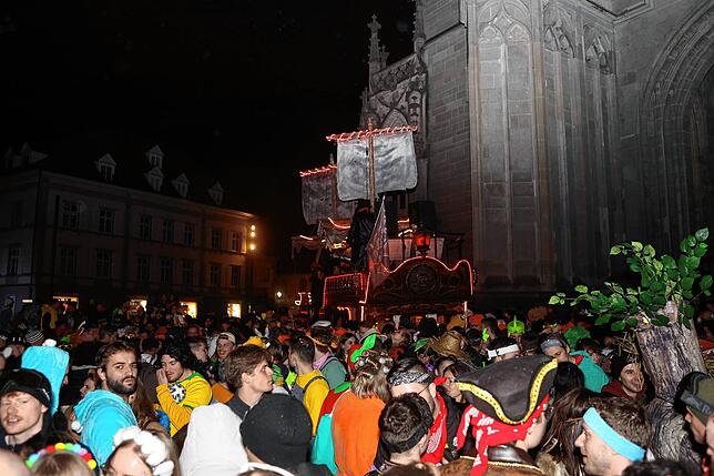 Bild 18: In der Altstadt treffen sich Hexen, Einhörner und Piraten bei der Straßenfasnacht