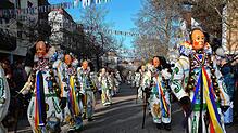 Majestätisch sind die Narros der Bad Dürrheimer Narrenzunft anzusehen.