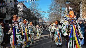 Majestätisch sind die Narros der Bad Dürrheimer Narrenzunft anzusehen.