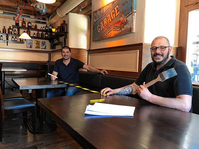 Domenico Wittkopf (links) und Benjamin Bossert renovieren das Gasthaus Ott. Zwischen ihnen liegt der selbst gebaute Corona-Abstandsmesser.