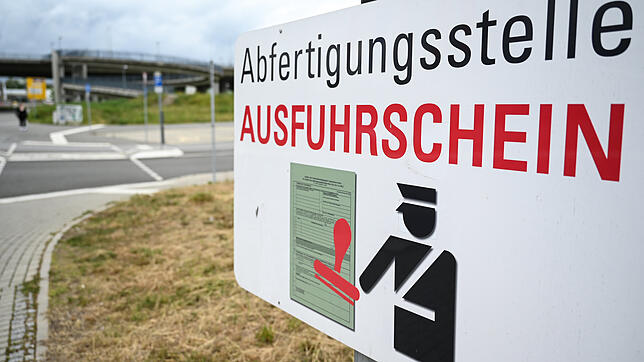 06.06.2020, Baden-Württemberg, Konstanz: Auf einem Schild an der deutsch-schweizerischen Grenze steht: "Abfertigungstelle ...