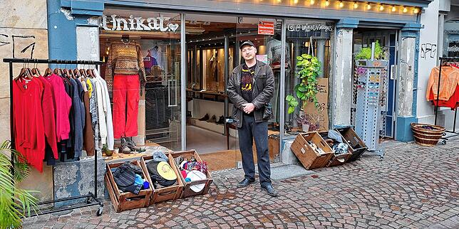 Orel Eisen vor seinem Laden &bdquo;Unikat&ldquo; in der Hussenstraße.