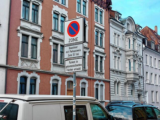 In der Mosbruggerstraße im Stadtteil Paradies stehen die Parkplätze ausschließlich den Anwohnern zur Verfügung.