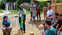 Pfarrer Axel Maier segnet im Beisein von Bürgermeister Manuel Stärk, Personal, Eltern und Kindern den neuen Waldkindergarten. Bild: ...