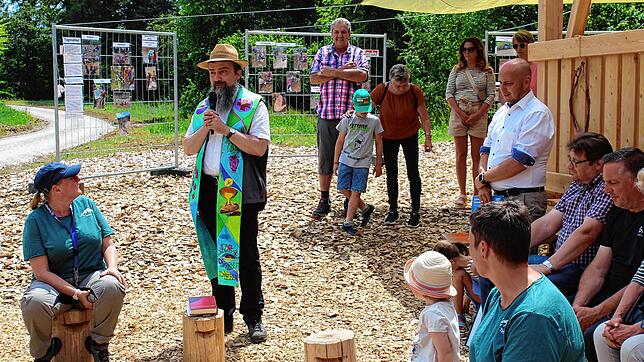 Pfarrer Axel Maier segnet im Beisein von Bürgermeister Manuel Stärk, Personal, Eltern und Kindern den neuen Waldkindergarten. Bild: ...
