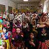 Ein Tanz mit Schülern, Lehrkräften und Narren gehörte zum Befreiungsprogramm in der Schule und im Kindergarten Berau.