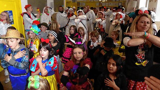 Ein Tanz mit Schülern, Lehrkräften und Narren gehörte zum Befreiungsprogramm in der Schule und im Kindergarten Berau.