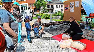 Wiederbelebung rettet Leben: Nicole Stilz (rechts) vom Jugendrotkreuz zeigt, wie es geht.  Bild: Hans-Jürgen Kommert