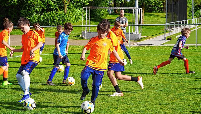 So geht es Jungs! Trainer Daniel Schmid inmitten der jungen Gehrenbergtalente, die der SC Markdorf – hier im Jahr 2022 – gezielt ...