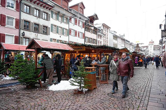 Blick in die Kaiserstraße nach Eröffnung des Weihnachtsmarkts am Samstag.