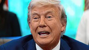 US-Präsident Donald Trump spricht mit Reportern nach der Unterzeichnung von Durchführungsverordnungen im Oval Office des Weißen Hauses ...