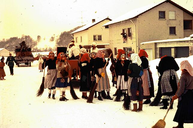 Ab 1969 stießen die Frauen und Mädchen zur Männerdomäne hinzu. Die Hexengruppe unterstützte ab 1969 den Zunftrat, bis 1981 bei den ...