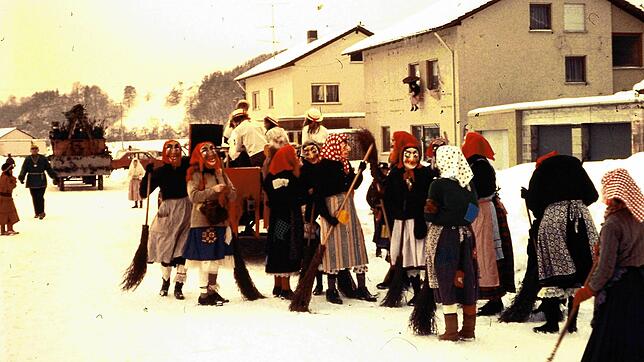 Ab 1969 stießen die Frauen und Mädchen zur Männerdomäne hinzu. Die Hexengruppe unterstützte ab 1969 den Zunftrat, bis 1981 bei den ...