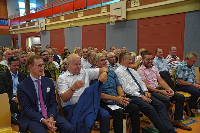 Die Zuschauerplätze waren voll besetzt, darunter lokale Honoratioren wie von links, Prinz Bernhard von Baden, Bürgermeister Daniel Heß ...