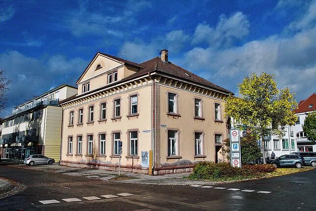 Das Gebäude an der Ecke Max-Egon-Straße und Hermann-Fischer-Allee steht unter Denkmalschutz.