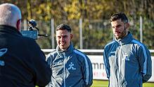Im Fokus: Die leidenschaftlichen Fußballer Ibni Jusufi vom VfB Waldshut und Sandro Knab (rechts) vom SV 08 Laufenburg erfüllen sich mit ...