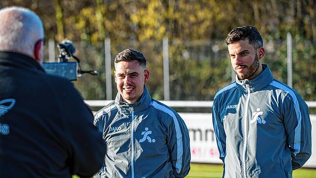 Im Fokus: Die leidenschaftlichen Fußballer Ibni Jusufi vom VfB Waldshut und Sandro Knab (rechts) vom SV 08 Laufenburg erfüllen sich mit ...