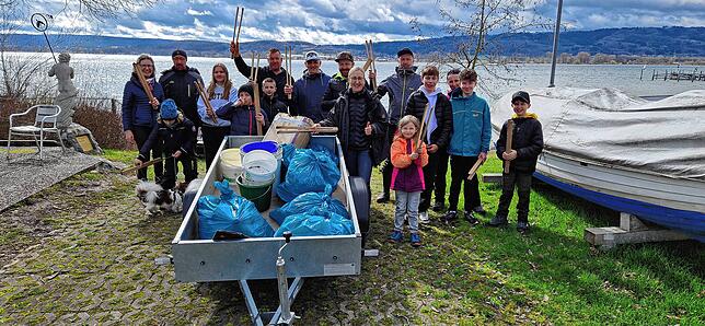 ASV und Kanuclub sammeln Säckeweise Müll am Ufer in Radolfzell ein.