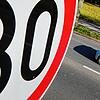 (Symbolbild) Wer hat das Auto in Konstanz mit einem Verkehrszeichen so übel zugerichtet? Das Polizeirevier Konstanz nimmt unter der ...