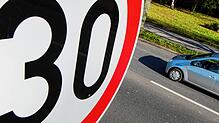 (Symbolbild) Wer hat das Auto in Konstanz mit einem Verkehrszeichen so übel zugerichtet? Das Polizeirevier Konstanz nimmt unter der ...