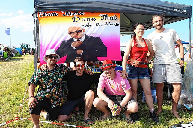 Bild 13: Kühle Getränke, coole Outfits und Lametta: So schön feiern die Southside-Besucher auf dem Zeltplatz