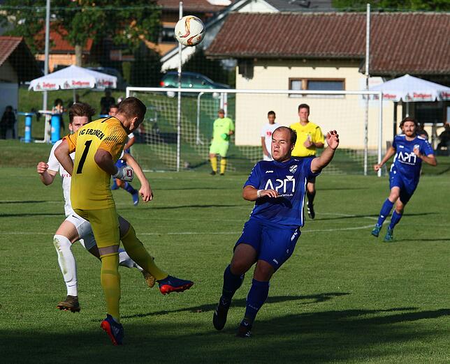 Bild 4: FC Erzingen müht sich in der Verlängerung zum 3:2-Pokalsieg beim Lokalrivalen FC Geißlingen &ndash; und wir haben Bilder!