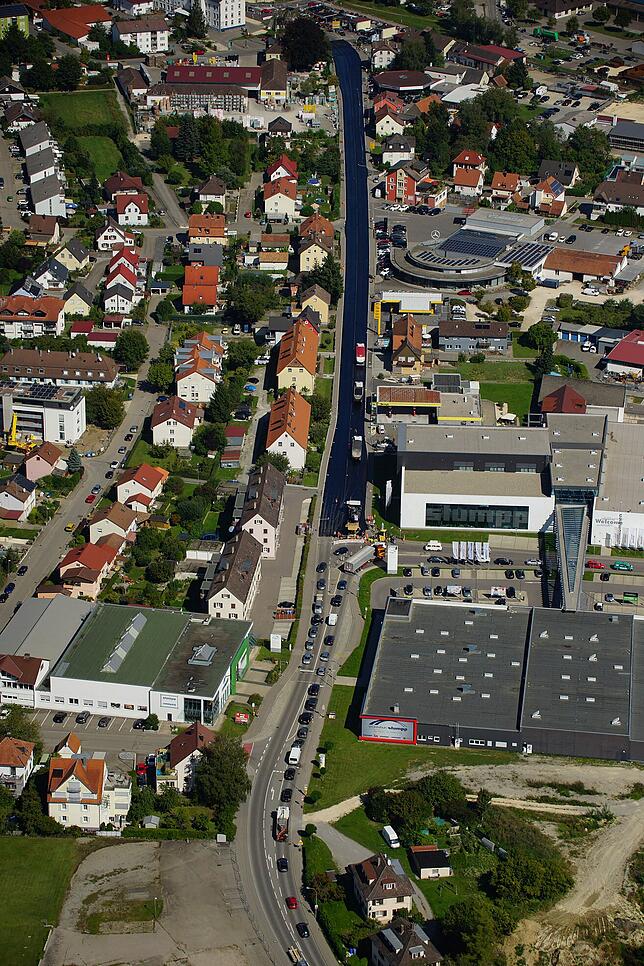 Von der Radolfzeller Straße nach rechts in die Industriestraße staut es sich. Der schwarze Bereich ist die mit Haftkleber besprüht ...