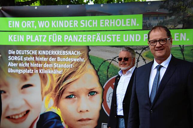 Tannheims Protest gegen Bundeswehr-Pläne: Auch Jürgen Roth, Oberbürgermeister von Villingen-Schwenningen (rechts) stellt sich ...