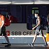 Passagiere gehen an einem Waggon der Schweizer Bahn SBB CFF am Bahnhof in Lausanne vorbei. Fast jeder erreicht in der Schweiz seinen ...