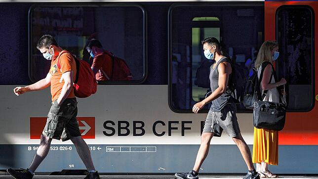 Passagiere gehen an einem Waggon der Schweizer Bahn SBB CFF am Bahnhof in Lausanne vorbei. Fast jeder erreicht in der Schweiz seinen ...