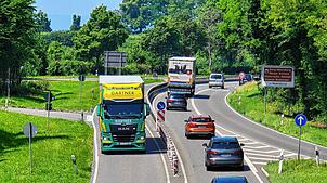 Die Bundesstraße 31 bei Stetten: Im Bereich der B33-Einfahrt Richtung Meersburg trennen sogenannte Bischofsmützen die Fahrbahnen, im ...