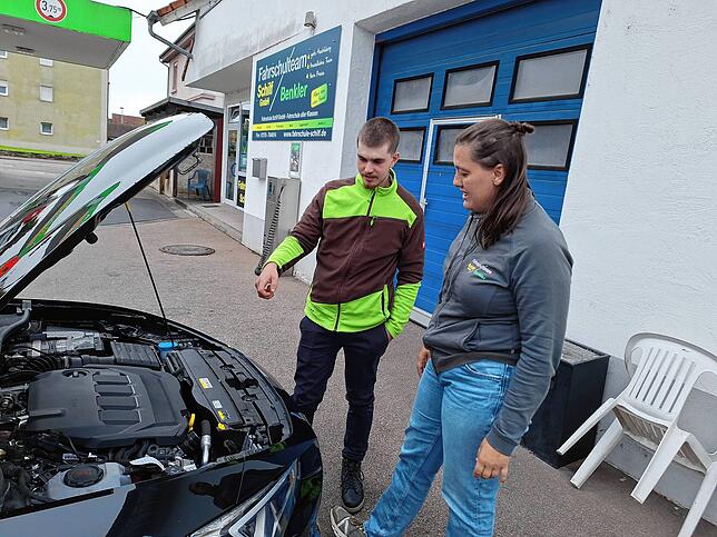Janina Rieger hält während ihrer Fahrstunde in Meßkirch an, um ihren Fahrschüler unter die Motorhaube schauen zu lassen.