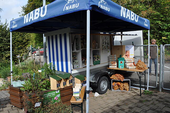 Am sehr ansprechend aufgebauten Nabustand wurden neben Kartoffeln und Eier aus Grafenhausen auch Vogelnistkästen verkauft und ...