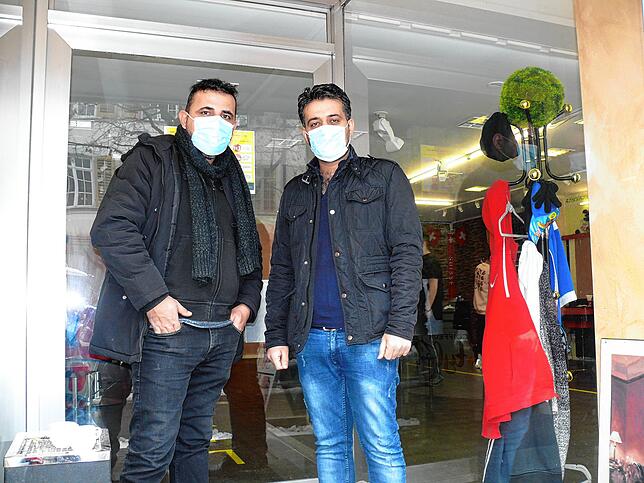 Mohammed Hasan (rechts) verbringt eine Pause vor seinem Friseurgeschäft mit seinem Kumpel Ramzy Hysein. Kunden kommen an diesem Tag ...
