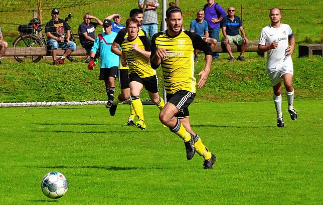 Bild 8: SV Eichsel muss gegen den FC Huttingen mit einem 1:1 zufrieden sein &ndash; und wir haben die Bilder!