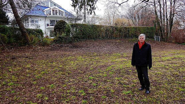 So sieht es aktuell im Hörlepark aus: Axel Hörhager, der regelmäßig im Park spazieren geht, ärgert sich über die Rodungen vor dieser ...