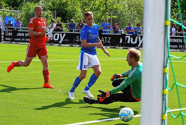 Kurzes Gastspiel: Im Frühjahr 2017 trug Shaban Limani (Mitte, im Spiel gegen die Spvgg. Wutöschingen) schon einmal das Trikot des VfB ...