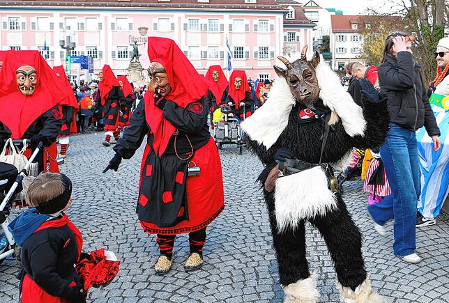 Bild 11: Donaueschingen: Kinderumzug zum Schmutzigen Donnerstag begeistert die Stadt – Bilder!