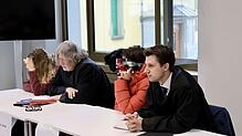 (Archivbild) Die beiden Lehrerinnen und ihre Anwälte Gerhard Zahner und Christian Funk (von links) kurz vor der Urteilsverkündung vor ...