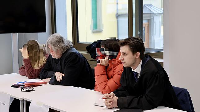 (Archivbild) Die beiden Lehrerinnen und ihre Anwälte Gerhard Zahner und Christian Funk (von links) kurz vor der Urteilsverkündung vor ...