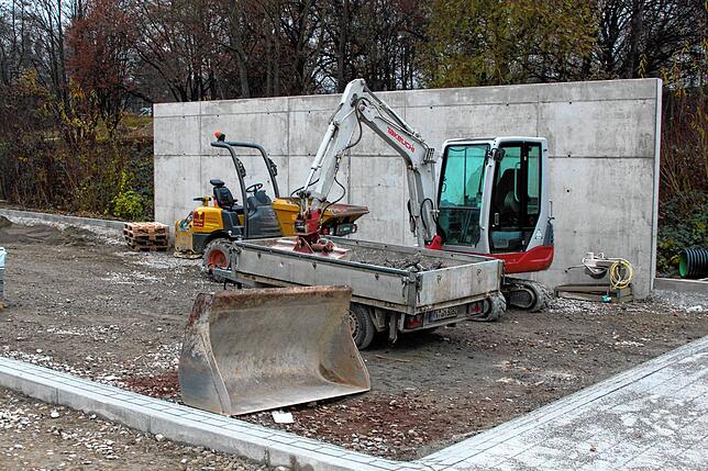 Die Betonmauer steht, da werden Kletterfreudige an der noch zu installierenden Boulderwand kraxeln können.