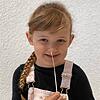 Ab Montag gilt in den Kitas kreisweit wieder eine Corona-Testpflicht. Hier zeigt die fünfjährige Hermine, wie es geht.