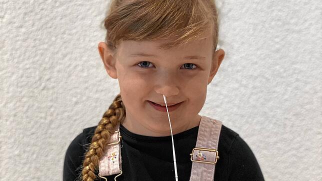 Ab Montag gilt in den Kitas kreisweit wieder eine Corona-Testpflicht. Hier zeigt die fünfjährige Hermine, wie es geht.