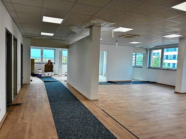 Rechts entsteht ein Café-Bereich, in dem Eltern nach dem Besuch des Inhalatoriums verweilen können. Die Kinder können derweil noch in ...
